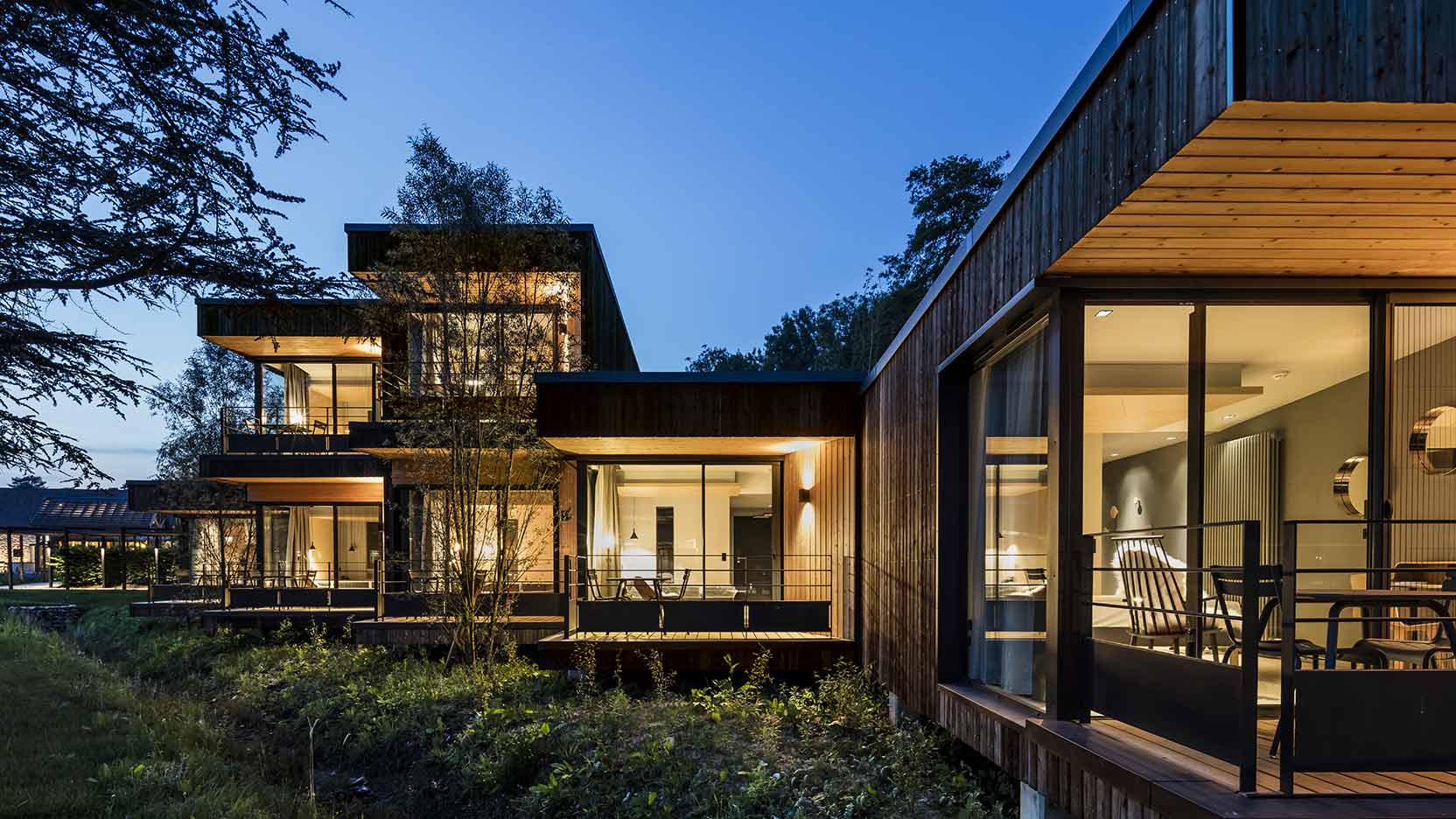 Ossabois a réalisé le pôle hébergement Les Hameaux du Campus Pernod Ricard University à Clairefontaine en construction modulaire bois haut de gamme.