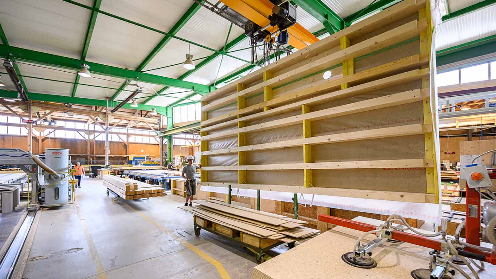 Dans ses 3 usines françaises, Ossabois, entreprise de construction bois en France, fabrique en 2 dimensions des murs ossature bois ainsi que des planchers et des toits terrasse à ossature bois.