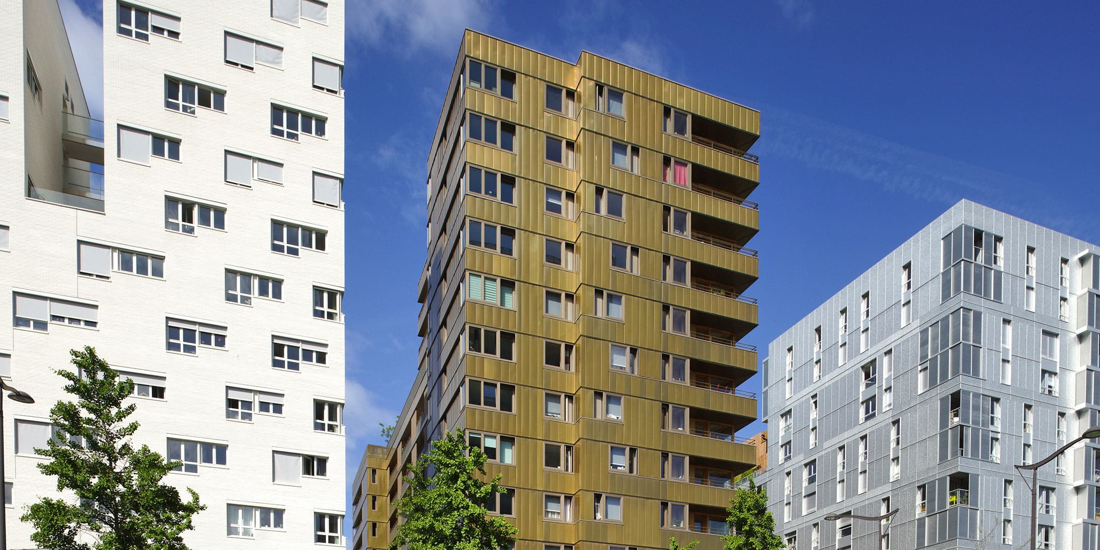 Ossabois, entreprise de construction bois en France, a réalisé la façade en murs manteaux bois de la Tour or-bronze mixte bois béton à Paris.