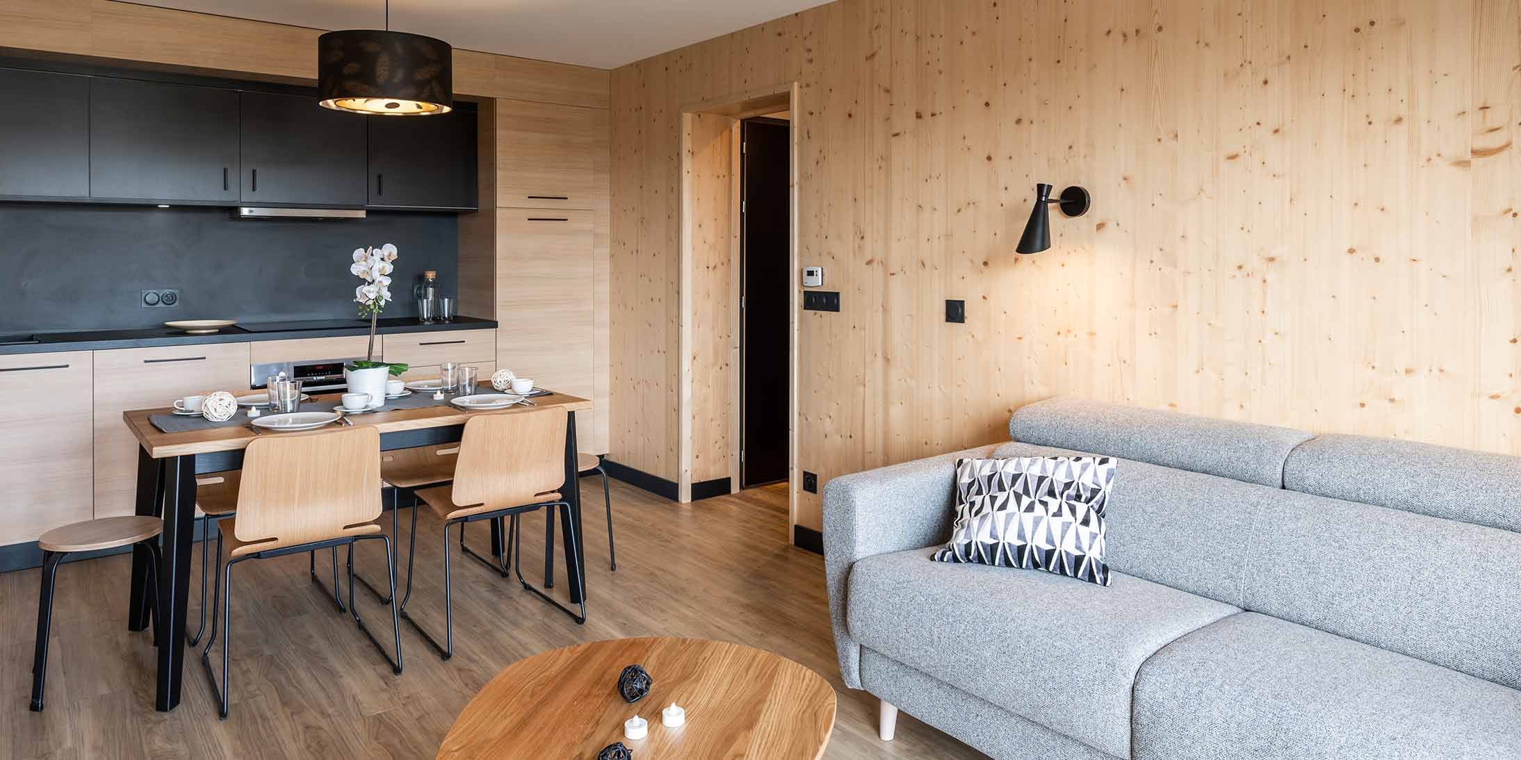 La construction modulaire 3D bois, dont Ossabois est expert, intègre dans un process industriel tous les métiers du bâtiment : charpentiers, plombiers, électriciens et peintres.