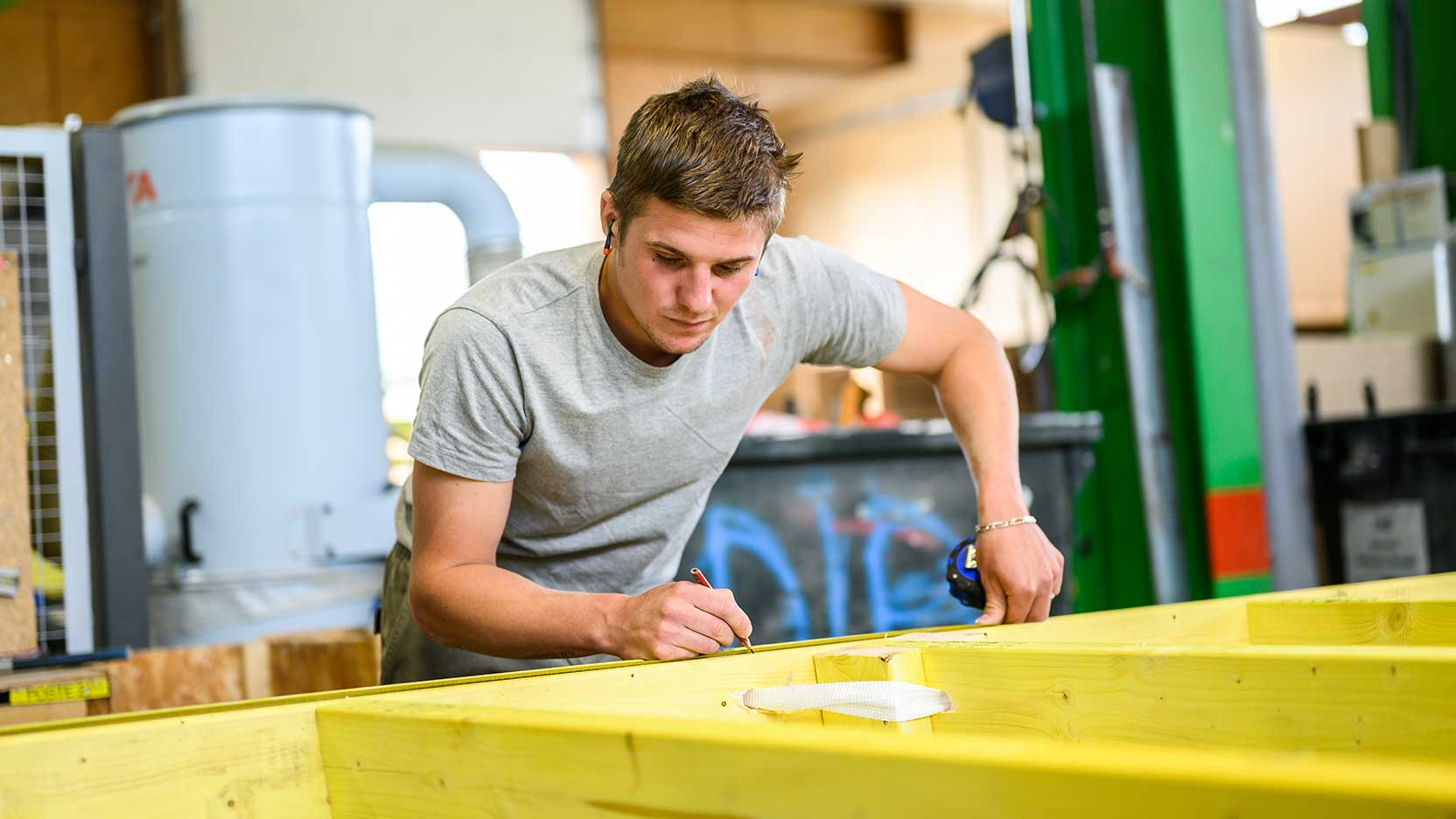 Découvrez les différents métiers d'Ossabois, spécialiste de la construction hors-site en bois : missions, responsabilités, qualités requises, journée type…