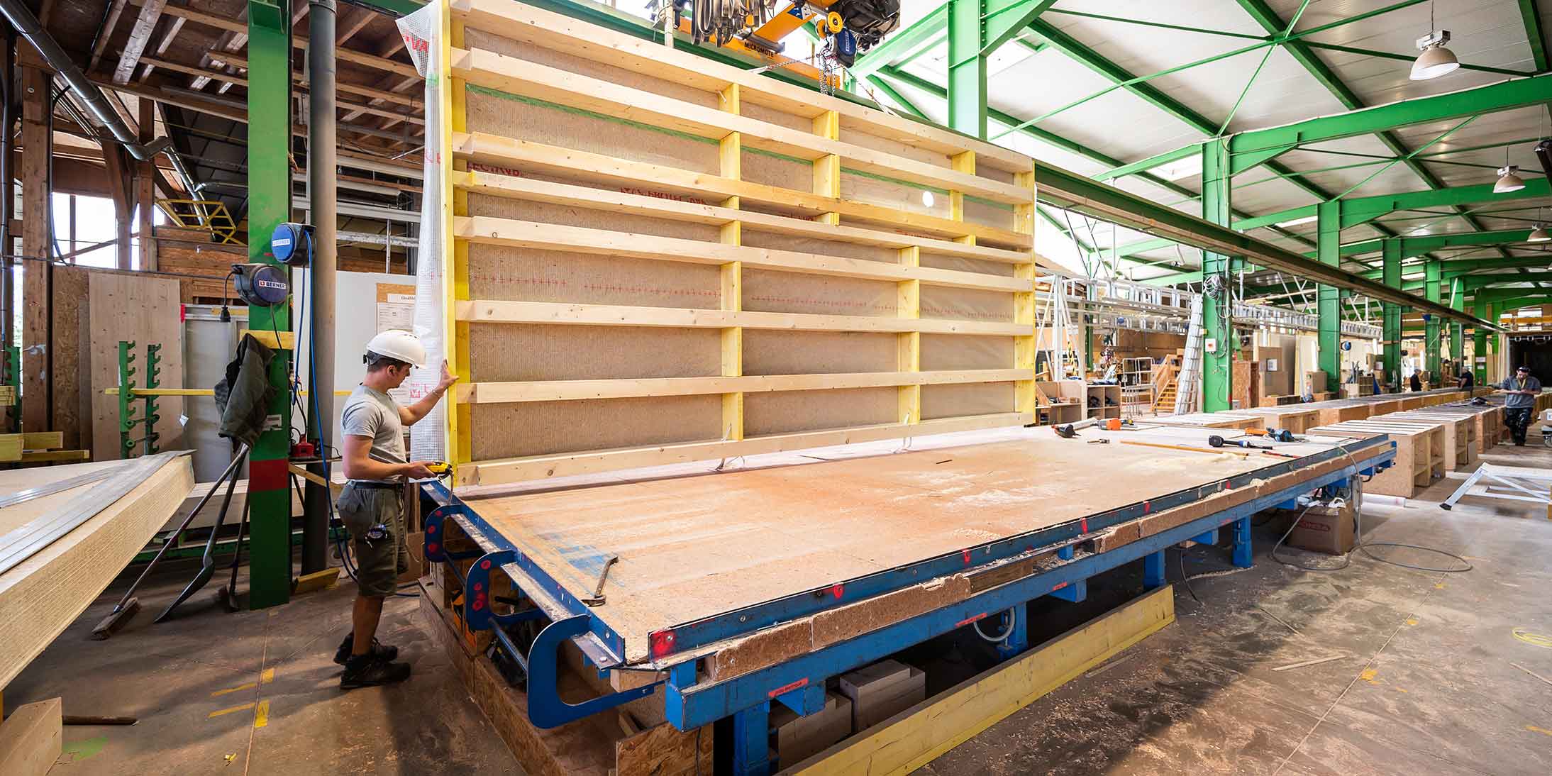 Les murs à ossature bois d'Ossabois réalisés avec des poutres en bois intègrent les isolants et le panneau de contreventement et son revêtues d'un film d’étanchéité à l’eau et à l’air.