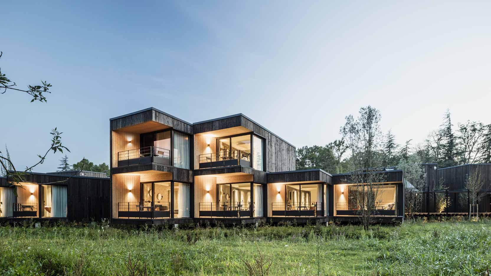 Découvrez les réalisations d'Ossabois, constructeur bois, spécialiste des résidences hotellières, logements collectifs, maisons individuelles et bureaux en bois.