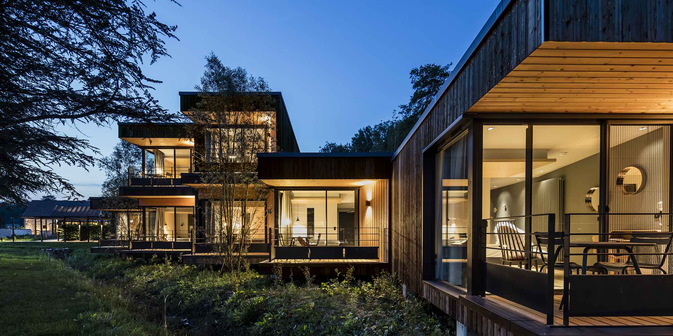 Découvrez une des références en hôtellerie d'Ossabois : le pôle Les Hameaux dans le Campus Pernod Ricard University à Clairefontaine construit en modulaire bois hors-site.