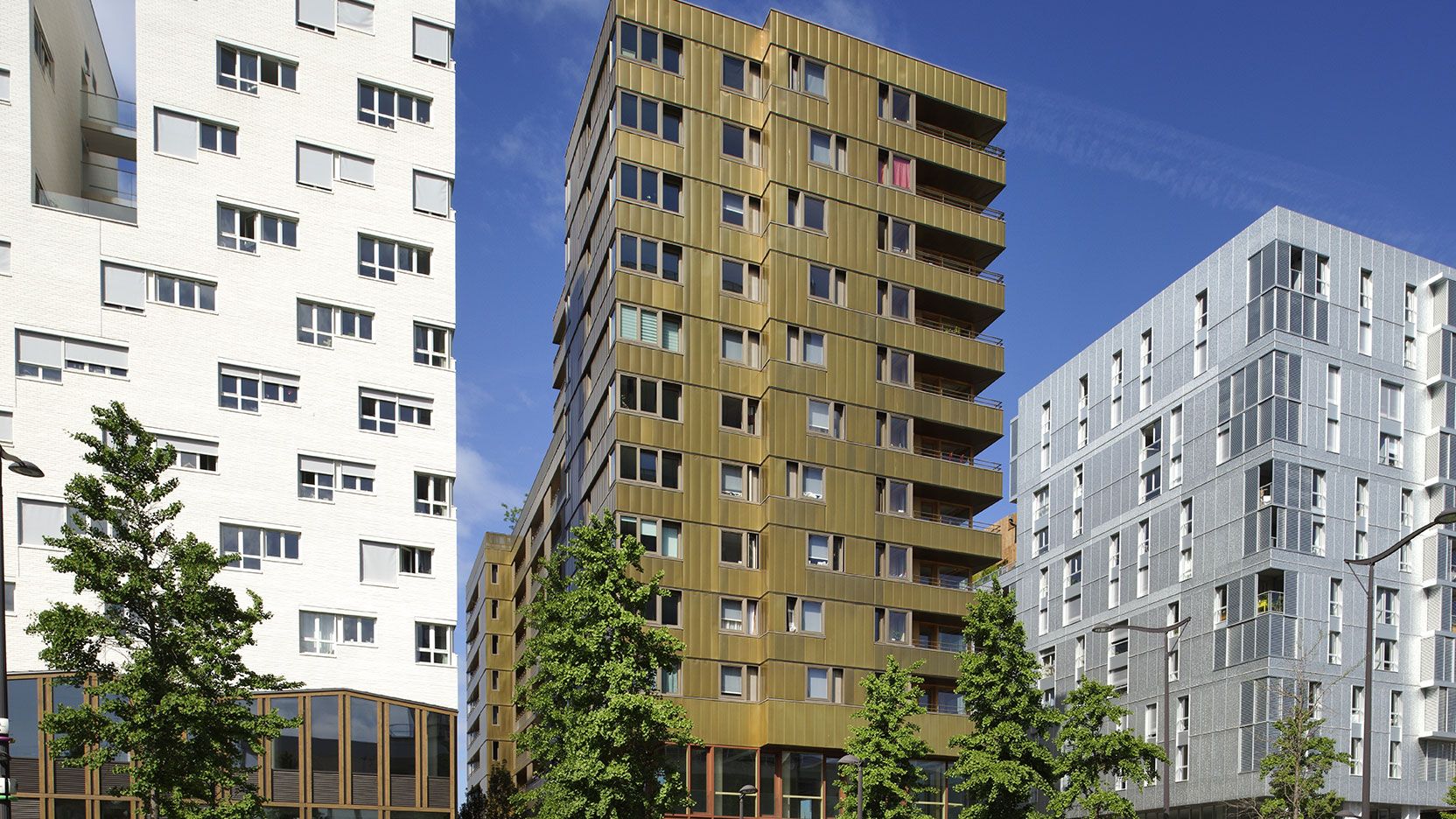 Ossabois a réalisé les murs manteaux de la tour or-bronze mixte bois-béton à Paris. Produites hors-site, les façades sont constituées de panneaux à ossature bois.