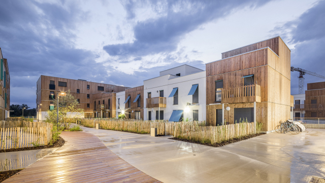 Maisons individuelles groupées en bois
