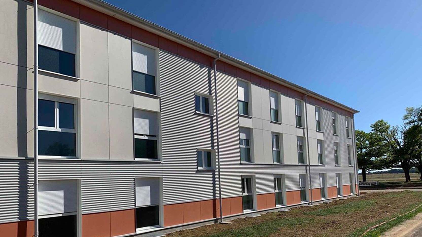Ossabois a réalisé une extension de l’Ecole de Sous-Officier de Gendarmerie de Dijon-Longvic et 3 bâtiments d’hébergement destinés à accueillir les futurs sous-officiers