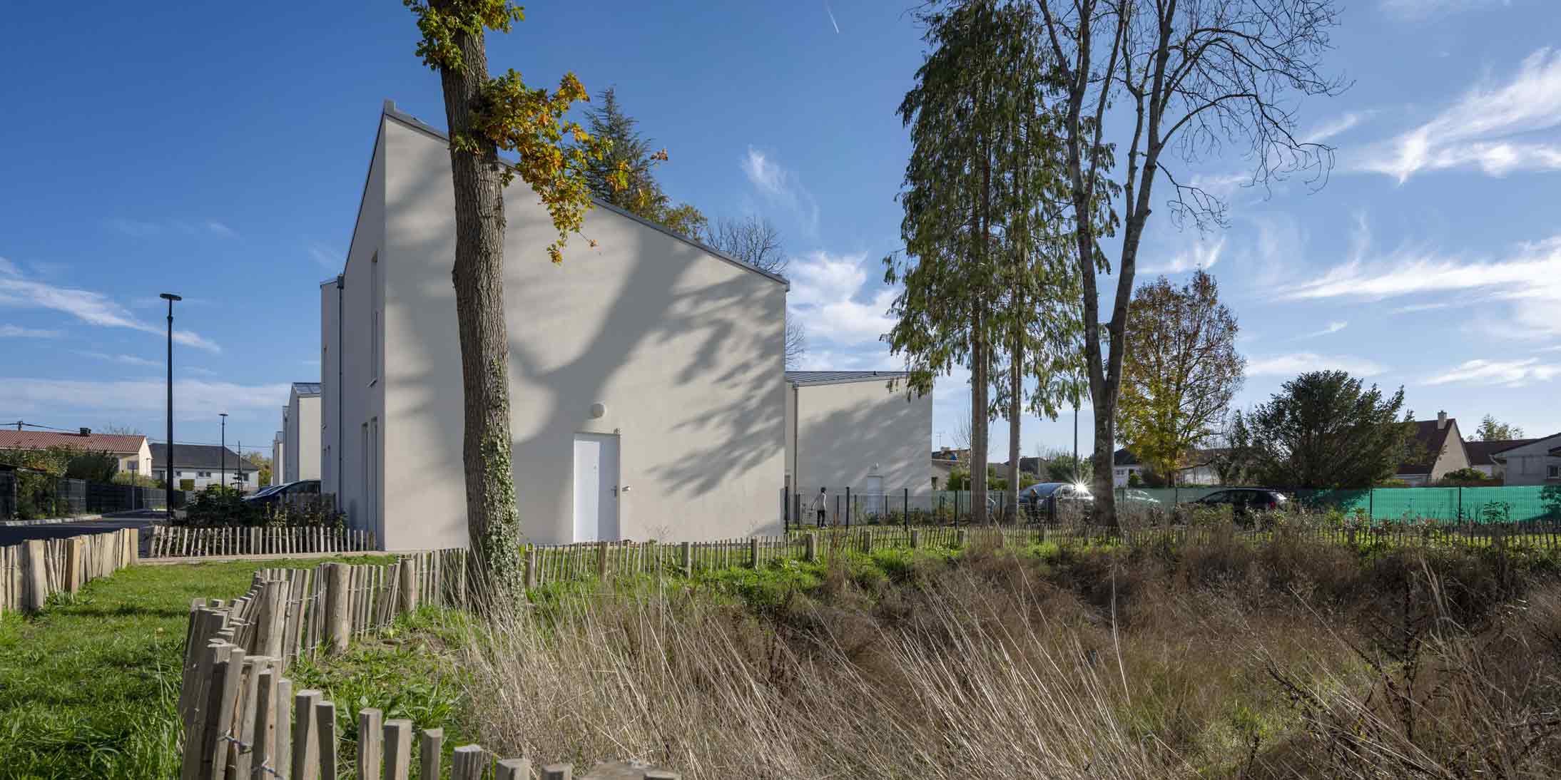 Grâce à son procédé hors-site Ossabois a construit des maisons individuelles en ossature bois pour Toit et Joie au Perray-en-Yvelines.