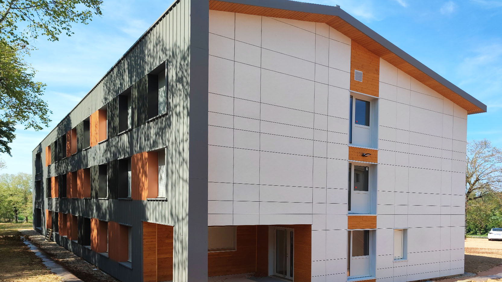 Ossabois a réalisé 50 modules bois pour l’internat de 97 lits du lycée Agricole Etienne Gautier Ressins à Nandax