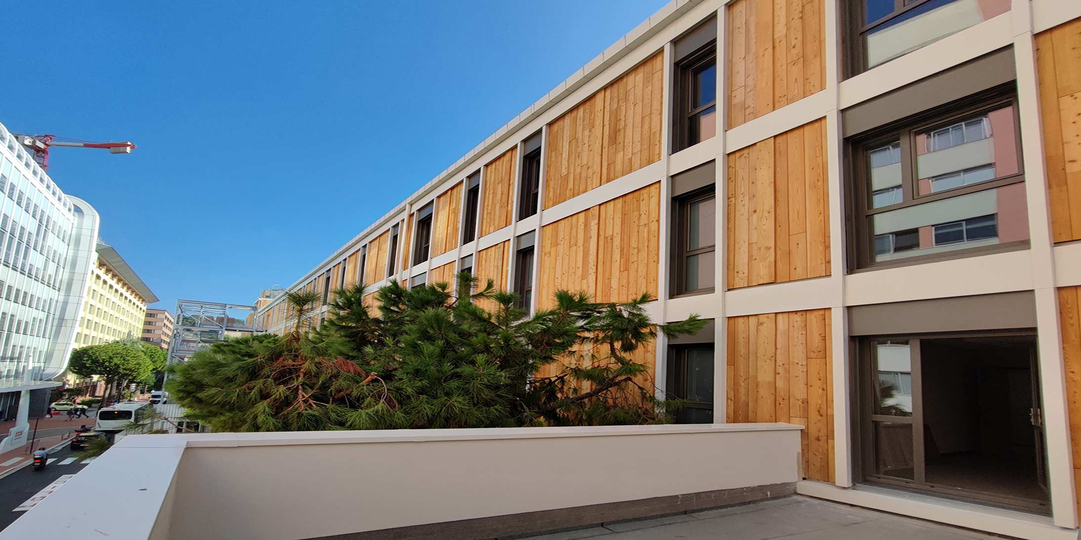 Livraison du bâtiment provisoire en bois pour la Sûreté publique de la principauté de Monaco, modulable et flexible, réalisé par Ossabois