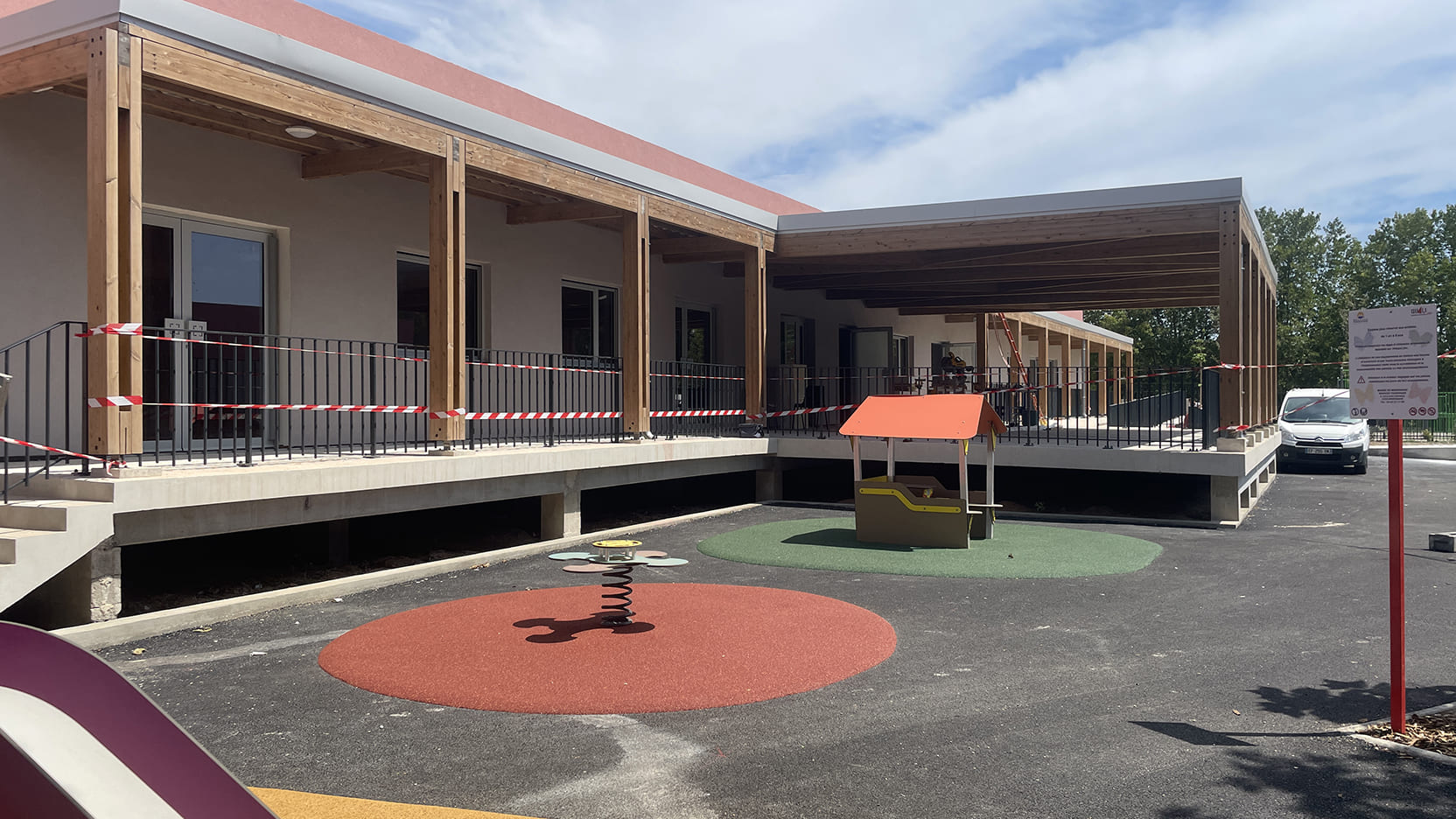 Ossabois réalise une école maternelle de 10 salles de classe pour le compte de la commune de Marignane dans les Bouches-du-Rhône.