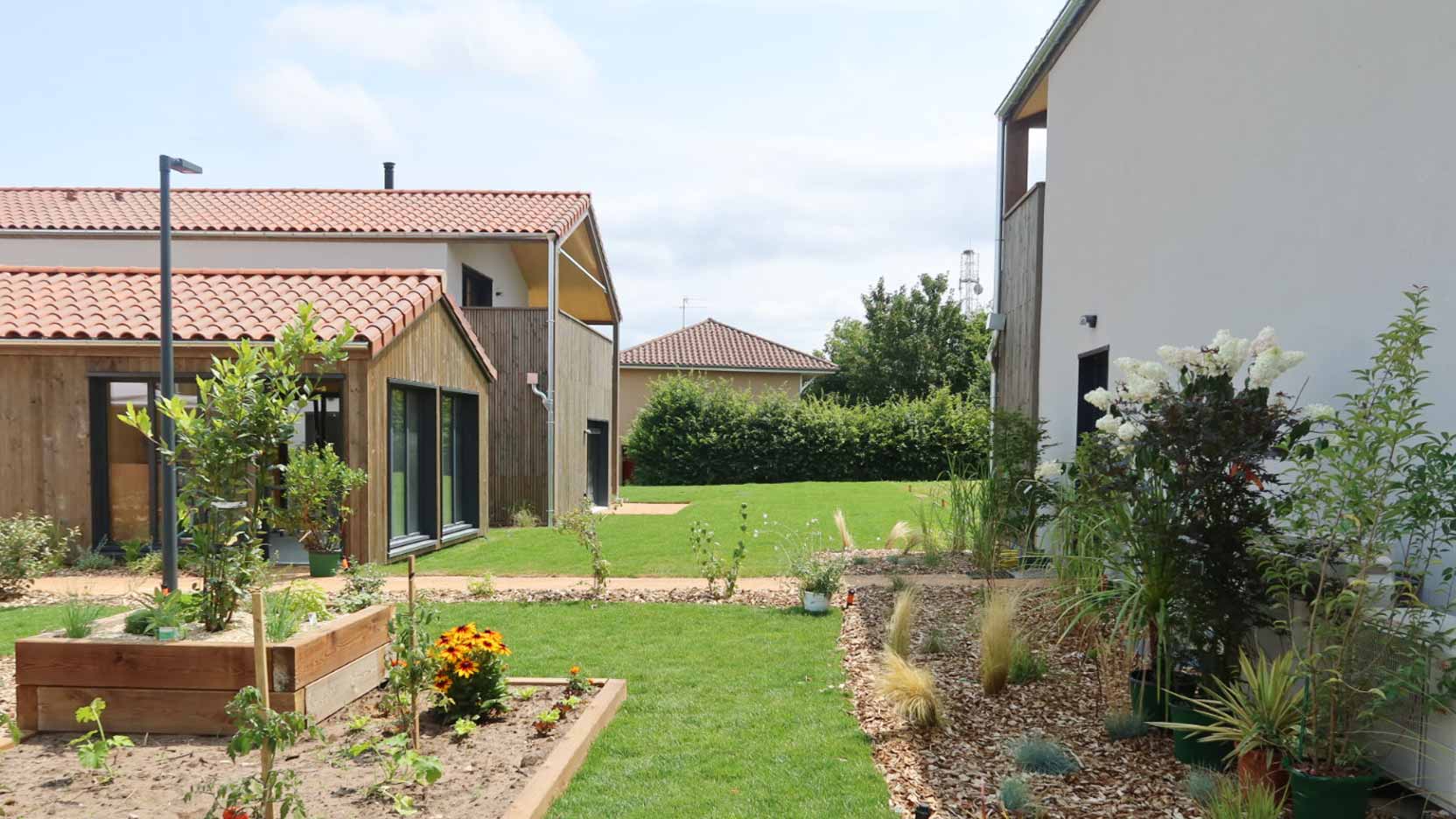 Ossabois a construit le 1er hameau d’accueil familial pour personnes âgées de MonSenior, à Curciat-Dongalon (01)