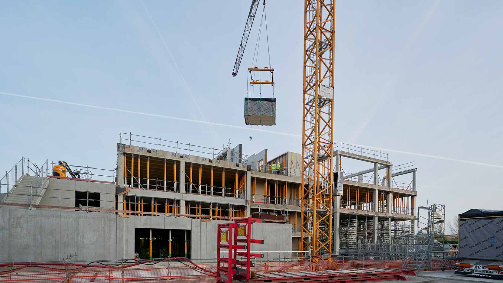 Les modules sanitaires Ossabois sont posés sur le chantier du futur siège social de GA Smart Building