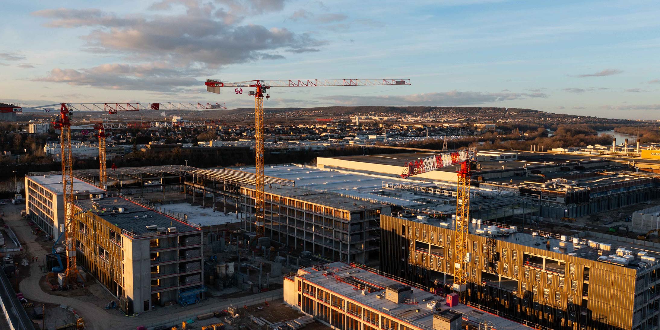 Vue aérienne du chantier grEEn-campus de Stellantis à Poissy, réalisé notamment par GA Smart Building