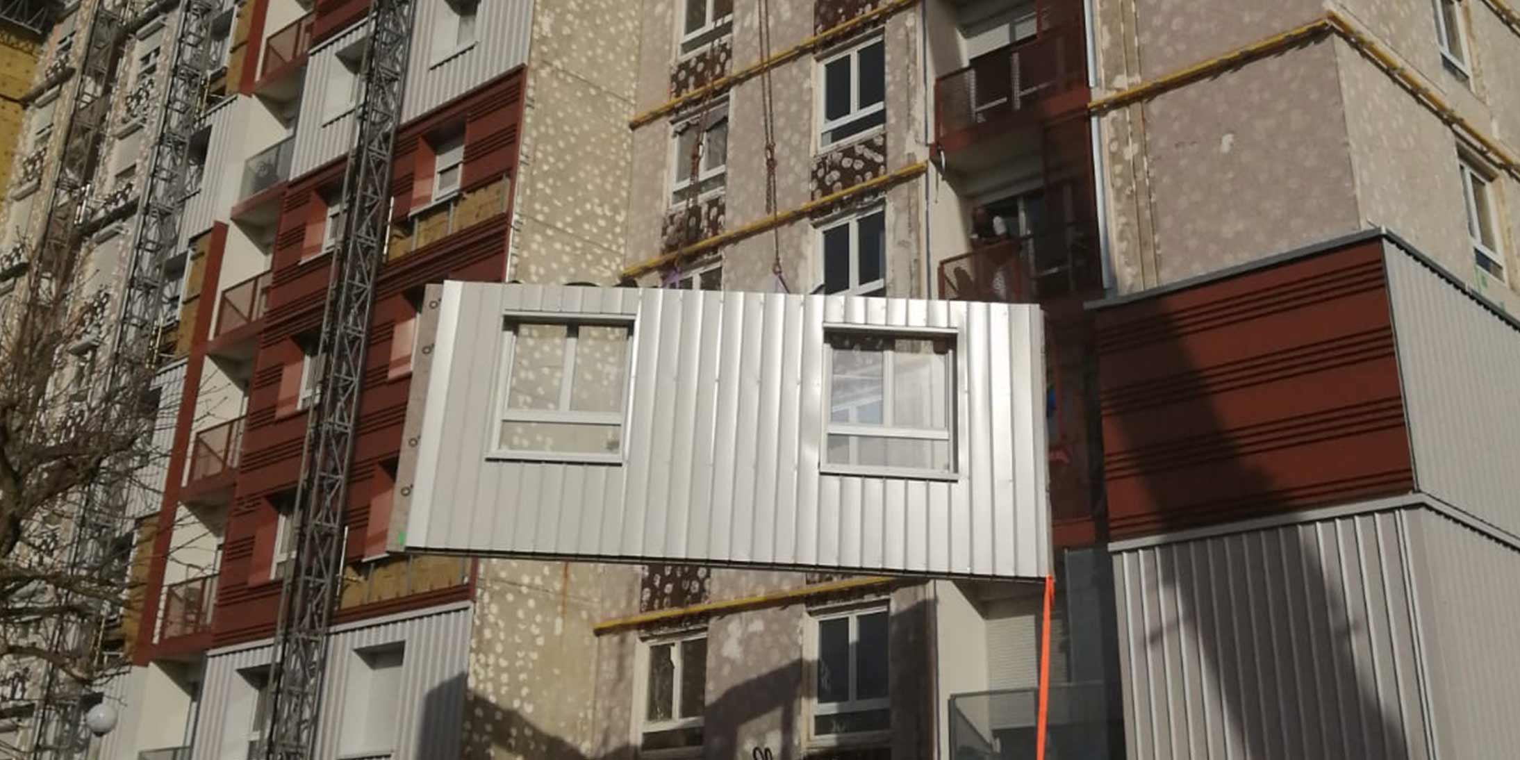 Pose d'une façade Ossabois dans le cadre de la réhabilitation thermique d’une tour pour le compte de Sarthe Habitat, au Mans