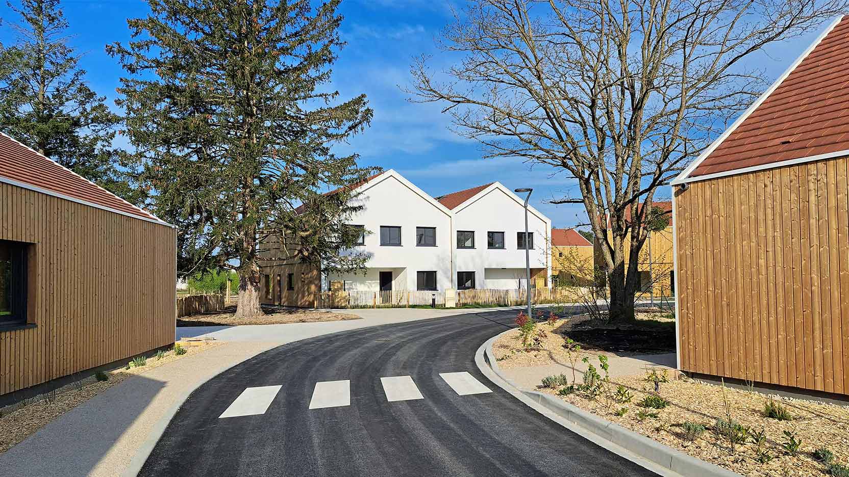 Livraison du Village d’Enfants Action Enfance à Tigy, réalisé en construction hors-site par Ossabois.