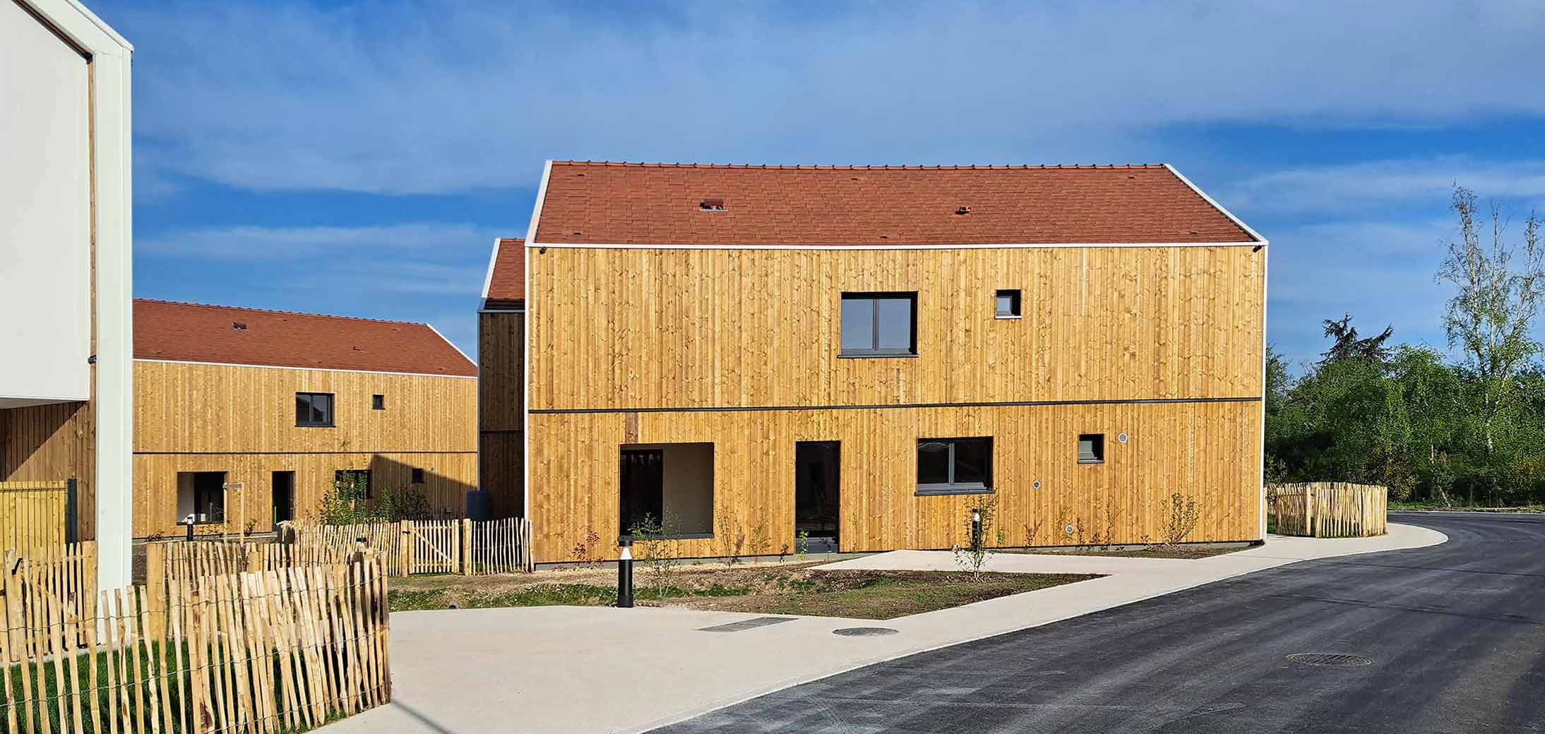 Village d'enfants pour Action Enfance à Tigy, pour Careit Promotion, construit hors-site en bois par Ossabois.