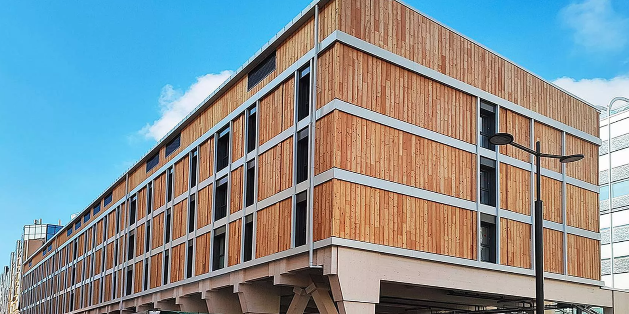 Bâtiment de bureaux provisoire en bois pour la direction de la Sûreté publique de la principauté de Monaco, démontable et réutilisable, réalisé par Ossabois