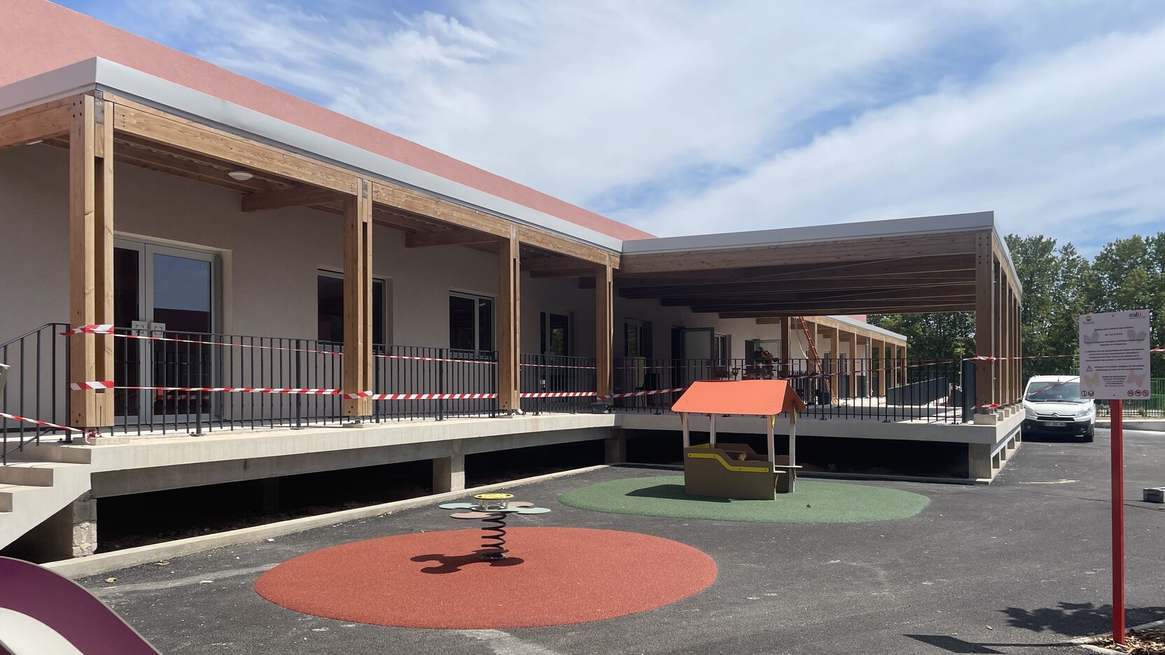 École maternelle des Raumettes pour la commune de Marignane, réalisée en modulaire et hors-site par Ossabois