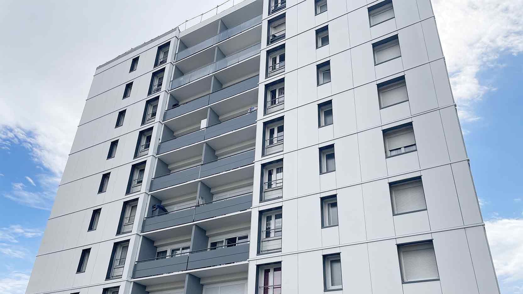 Réhabilitation thermique de 6 bâtiments grâce à la pose des façades à ossature bois d’Ossabois, dans le quartier Bel Air à Saint-Priest