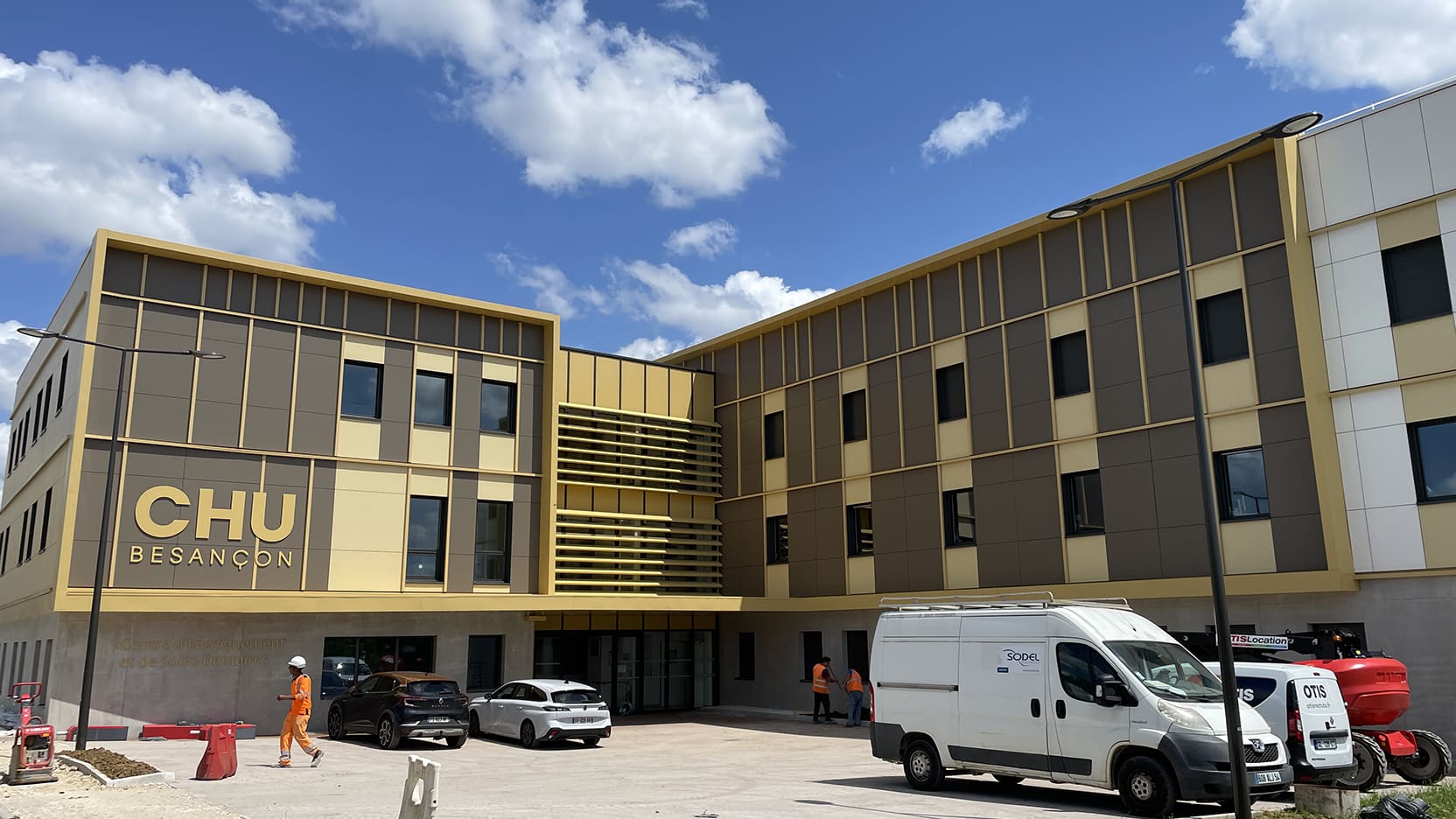 Centre d’enseignement en soins dentaires du CHU de Besançon, réalisé par Ossabois en modulaire bois.
