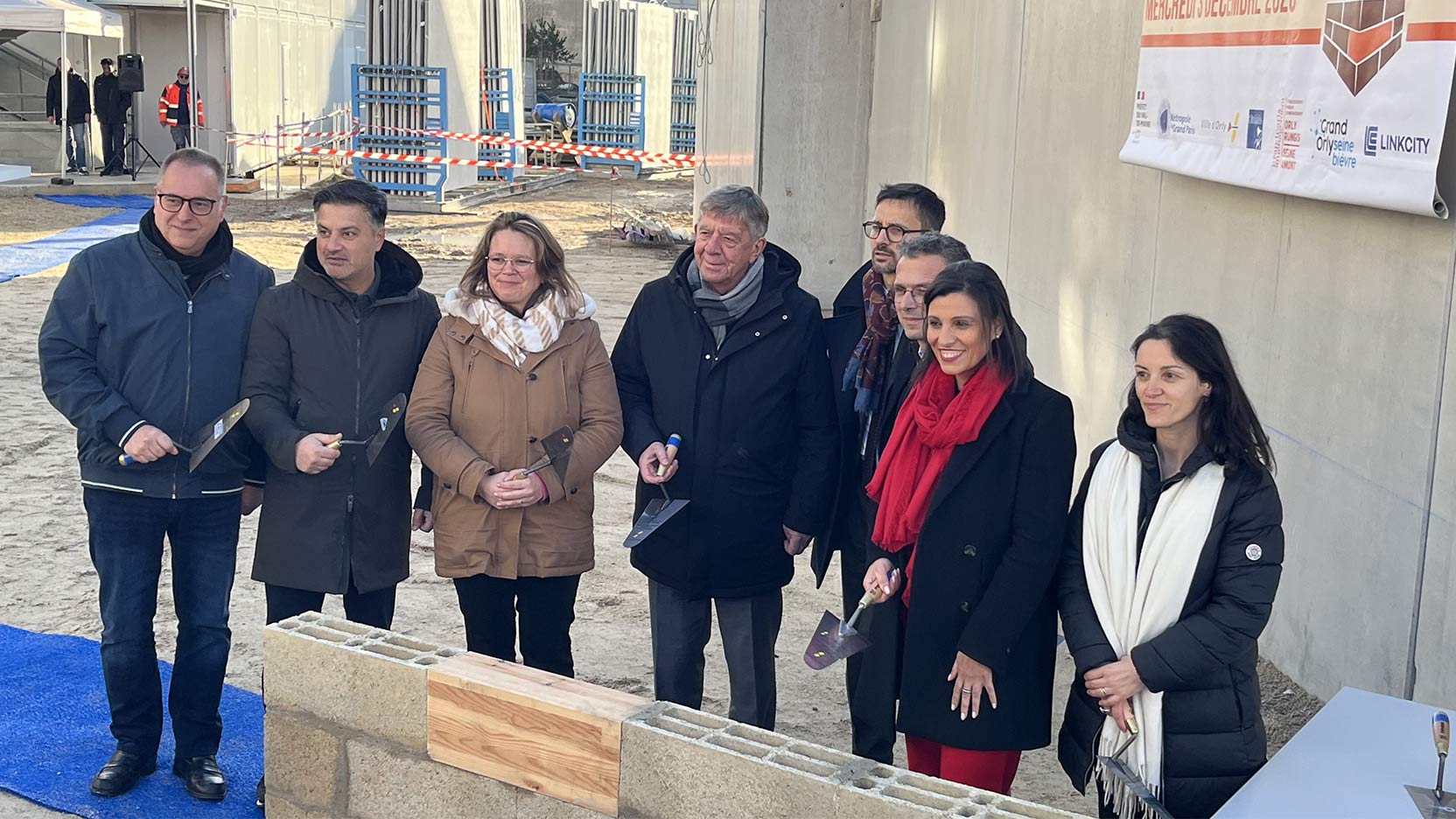 Pose de la première pierre du futur groupe scolaire hors-site en bois d’Orly, en présence des représentants de la Ville, des partenaires du projet et d’Ossabois.