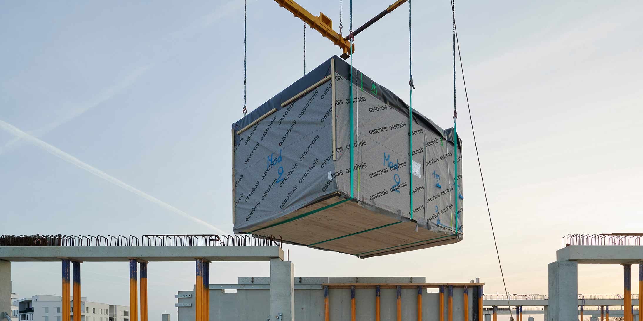 Pose d'un module sanitaire construit hors-site par Ossabois, sur le chantier de Niwa, siège social de GA Smart Building