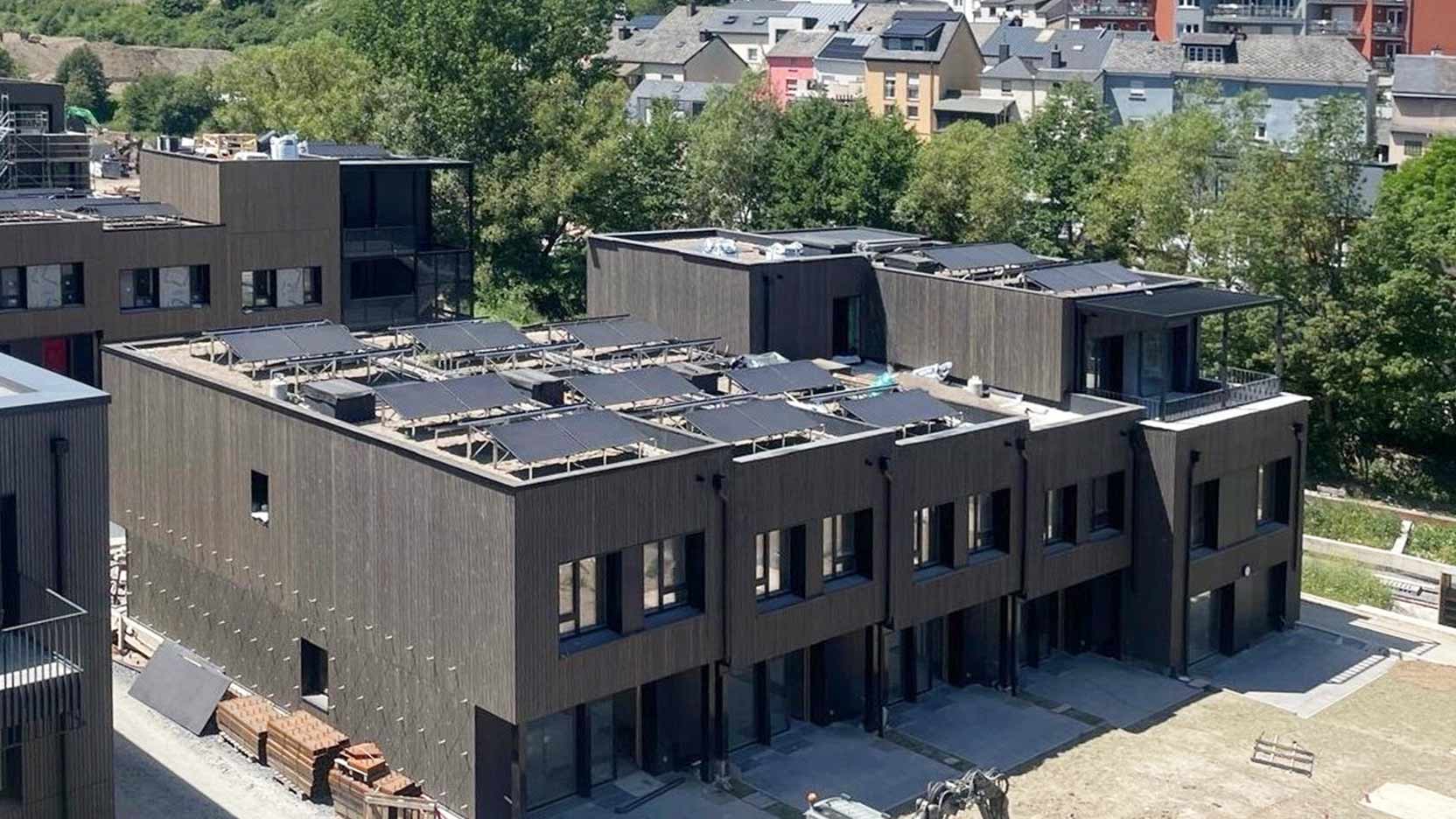 Pose modules bois du programme de logements modulaires à Wiltz au Luxembourg par Ossabois